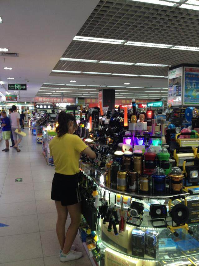 深圳華強(qiáng)北 電子市場(chǎng)依然火爆，網(wǎng)絡(luò)技術(shù)服務(wù)成新引擎